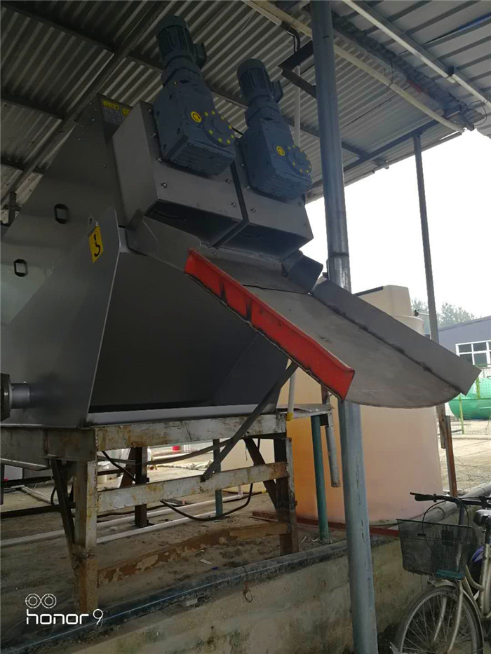 疊螺式污泥脫水機現場調試出泥效果